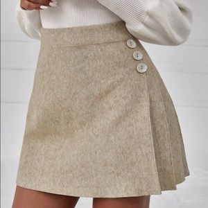 Button detail knit skirt.